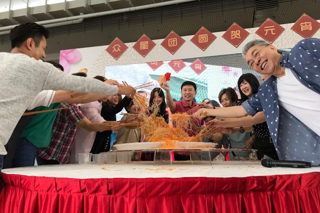 徐芳达部长和演员们一起捞鱼生。