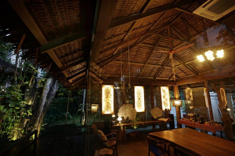 玻璃屋内陈设以柚木家具为主轴,洋溢峇厘岛的热带风情。