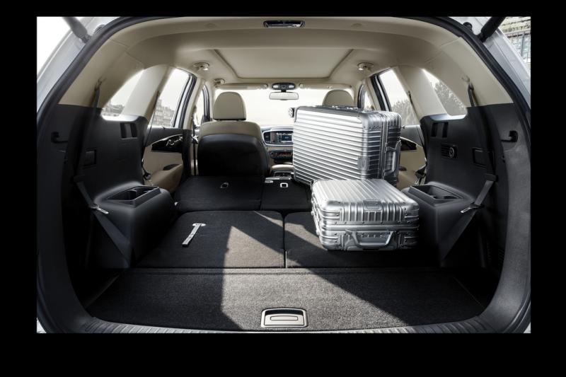 后车厢折下中后排座位后,空间宽敞,智能电动尾门可用感应自动开启,开启角度也可以设置,给不同身高的车主带来便利。