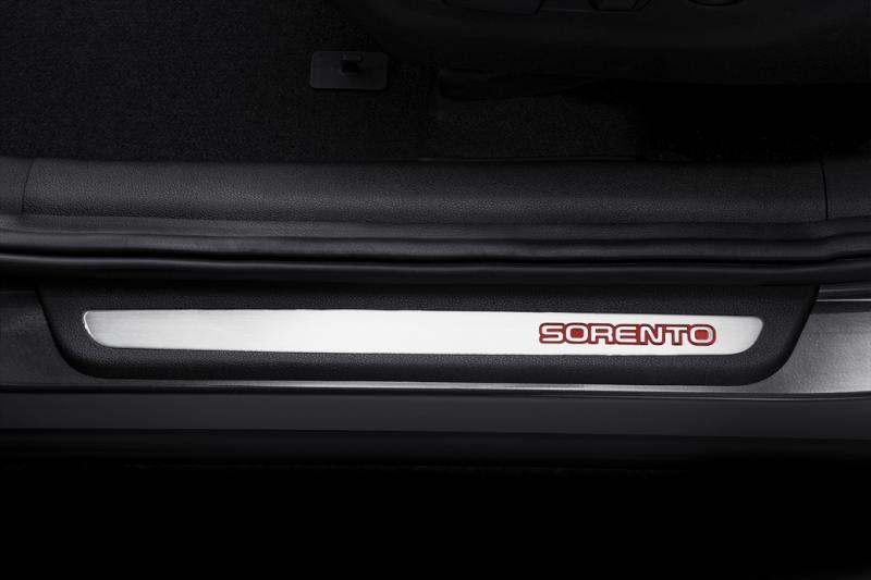 车门槛防擦板装上LED灯的防擦板在夜晚会亮起,方便乘客上下车。