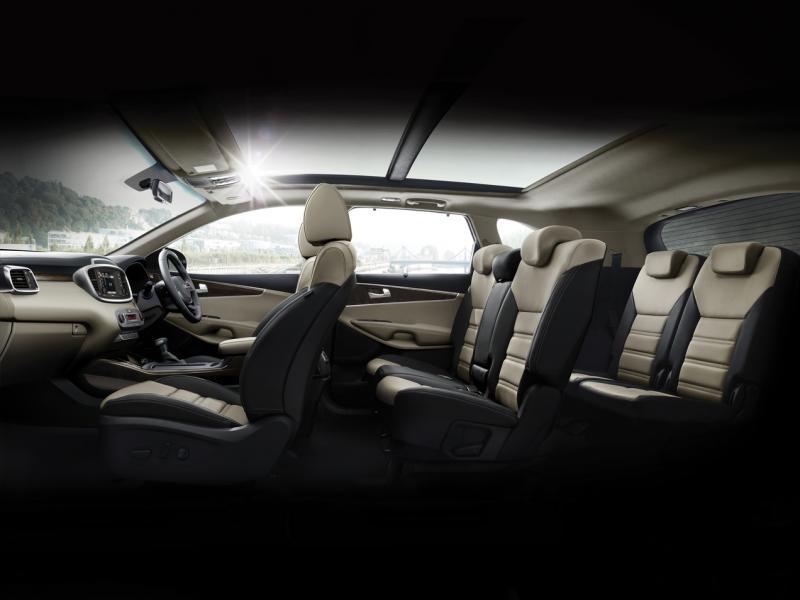 天窗超大天窗从前座延伸至后座,头顶风景一览无遗,让乘客拥有愉悦的乘坐体验。