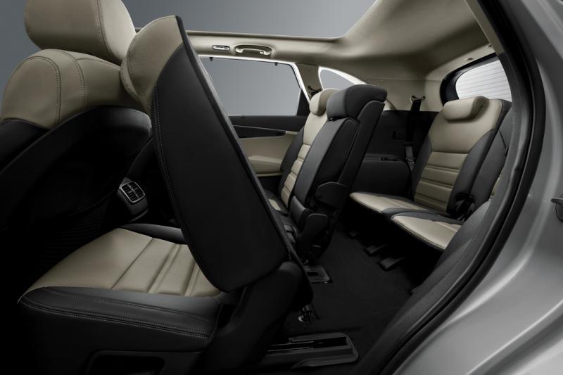 第三排座椅空间充裕,可让两个成人乘坐。