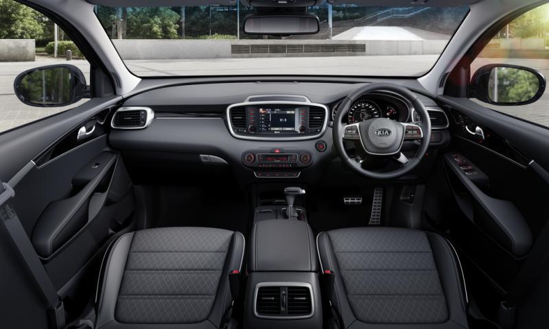 驾驶舱空间宽敞,设计保守、典雅。