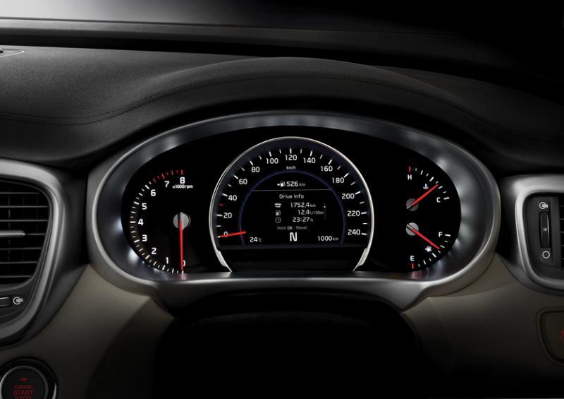 仪表板采用容易辨识的三环设计,中规中矩。