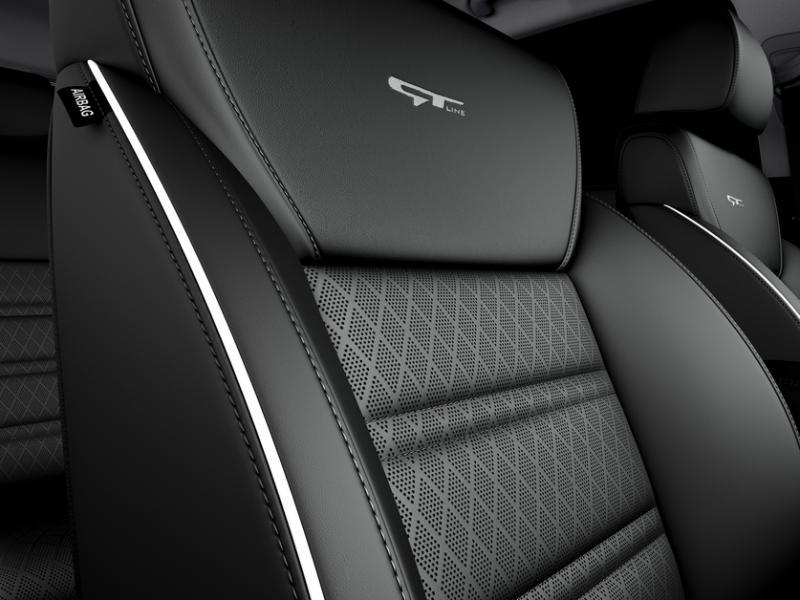 前座椅以黑色真皮包覆,椅面绣上GT Line字样。