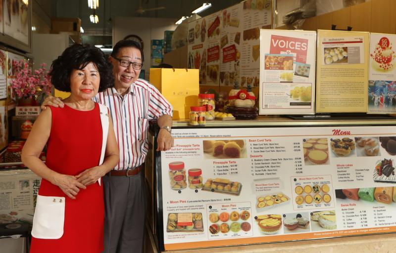 丽英西菓奶吧的老板黄学桢与太太。(何炳耀摄)