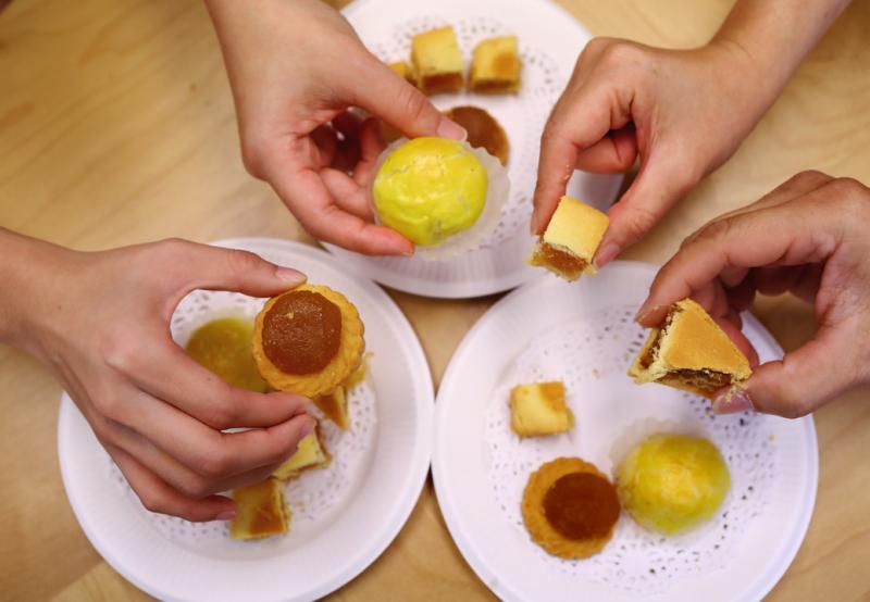 早报美食线记者试吃黄梨挞。(陈来福摄)