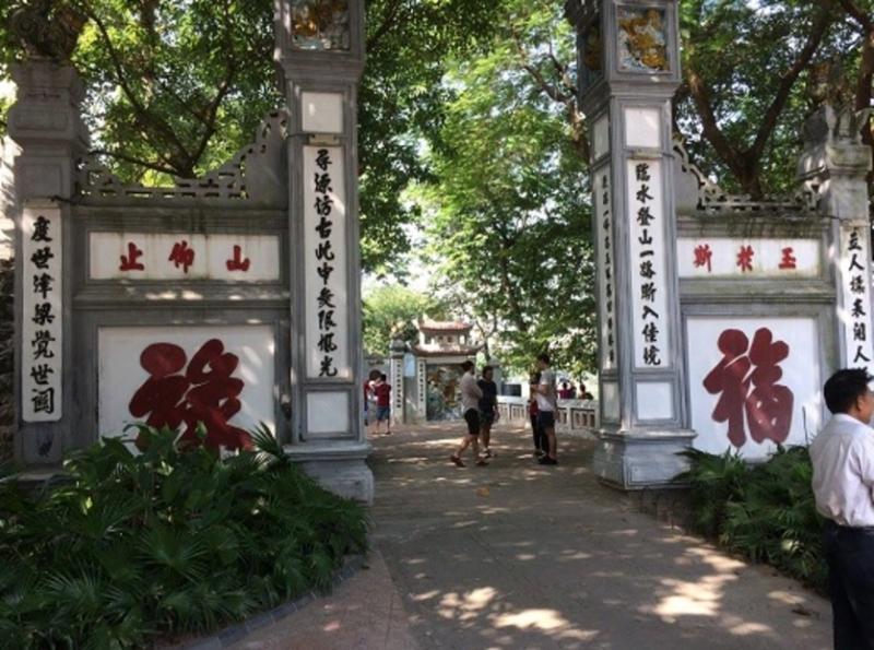 还剑湖中一岛上之玉山寺。还剑湖虽纪念抗明成功，但玉山寺似乎以颂赞文教为主。 