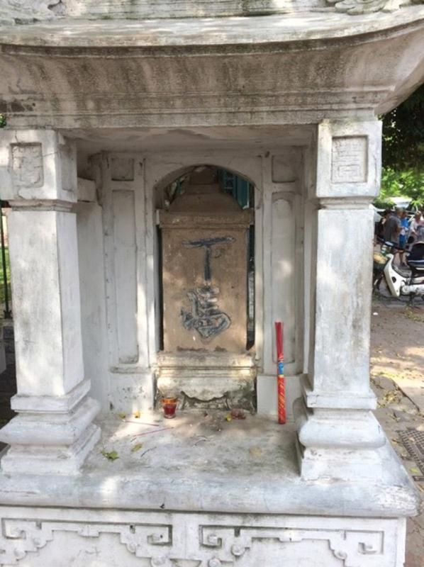 文庙前的下马碑。