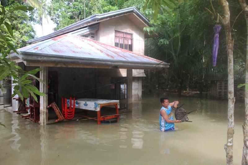 气候暖化带来的暴风雨,造成海平面水位不断上涨,给住在沿海地区的人们带来许多不便。(法新社)