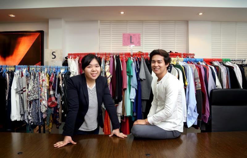 雷尔(右)创办Swapaholic,希望人们多换衣,少买衣。李珏磊在Swapaholic换了不少衣服,包括身上穿着的外套。(严宣融摄)