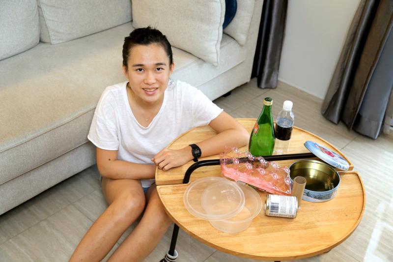 刘嘉慧说,其实家里每天都会有很多可回收循环的垃圾。(严宣融摄)