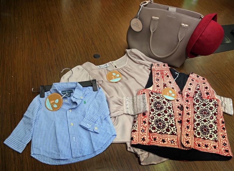 很多人拿到Swapaholic换的衣物都还完好,甚至看起来不像二手物品。(严宣融摄)