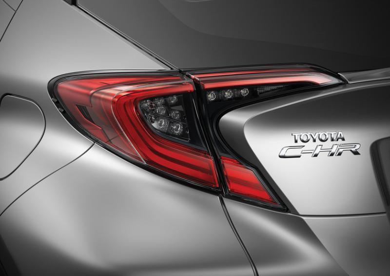 车尾从尾灯到尾门的设计充满层次感,为全车营造更有运动风的形象。