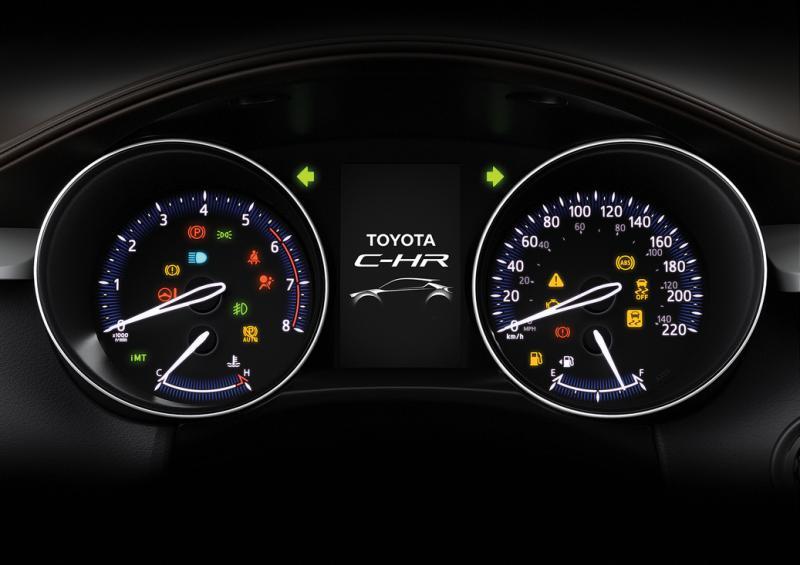 仪表盘颇有跑车格局,中间出现的C-HR字样时刻都在提醒车主自己的“身份”。