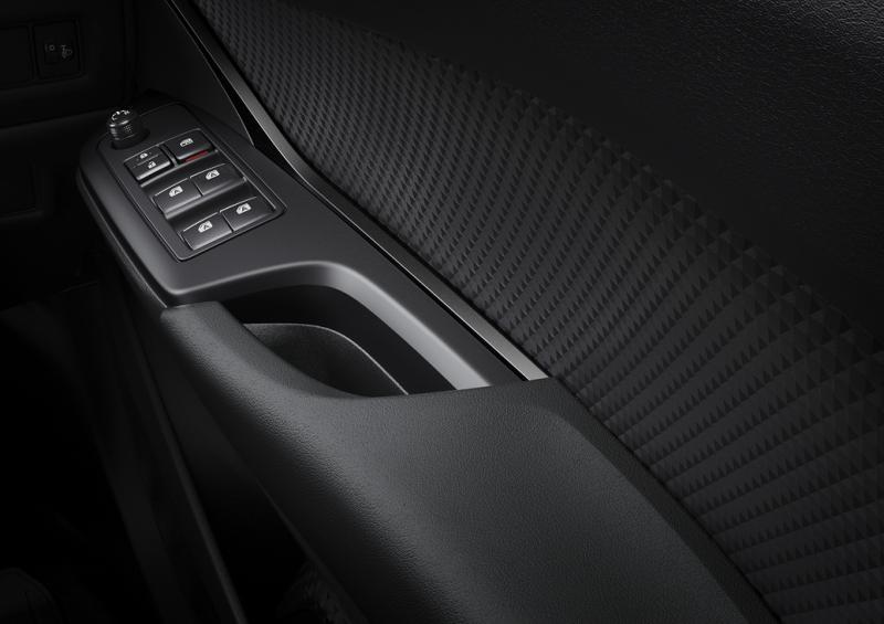 车内门柄部分的设计与车门内侧材质颇有格调,进一步提升时尚形象。车窗和车侧望后镜的操控都集中在此。