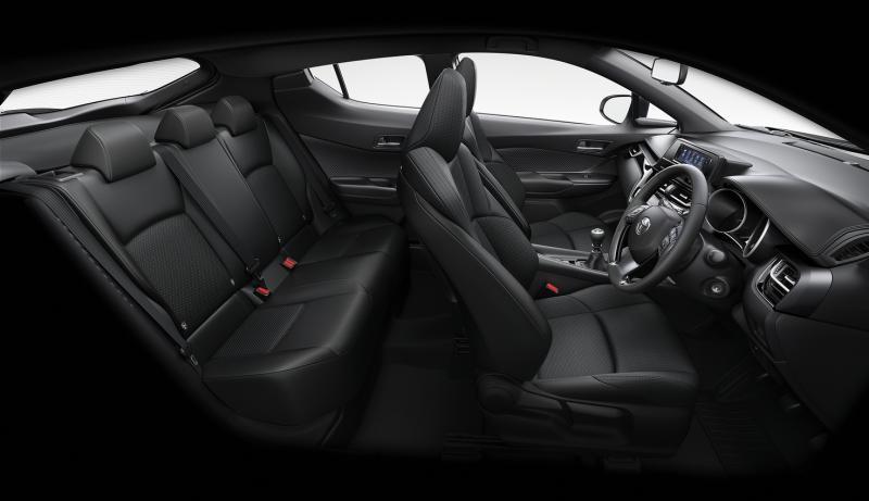 车内空间运用出色,除了受限于车子后半部造型后车窗比较小外,乘坐空间相当宽敞舒适。