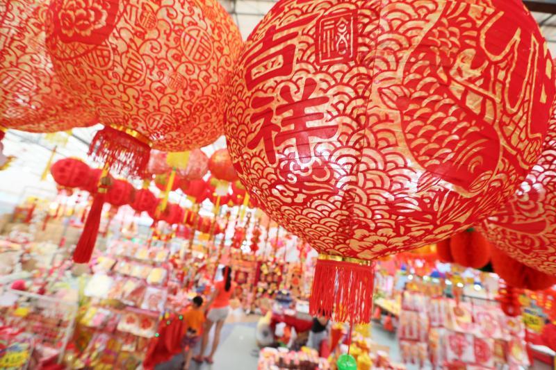 新春前，家家户户都会提前置办年货。（档案照）