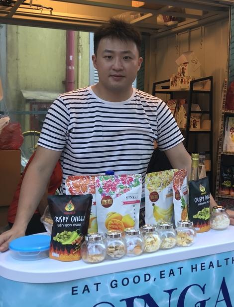 到牛车水年货市场摆摊，巫彦庆信心满满。