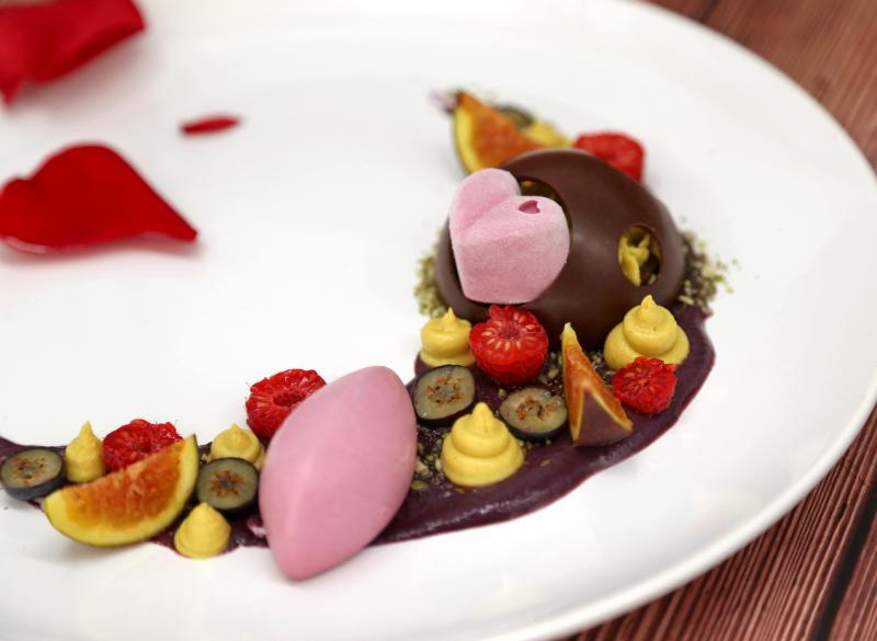 覆盆子雪糕配芒果慕丝与巧克力榛子蛋糕