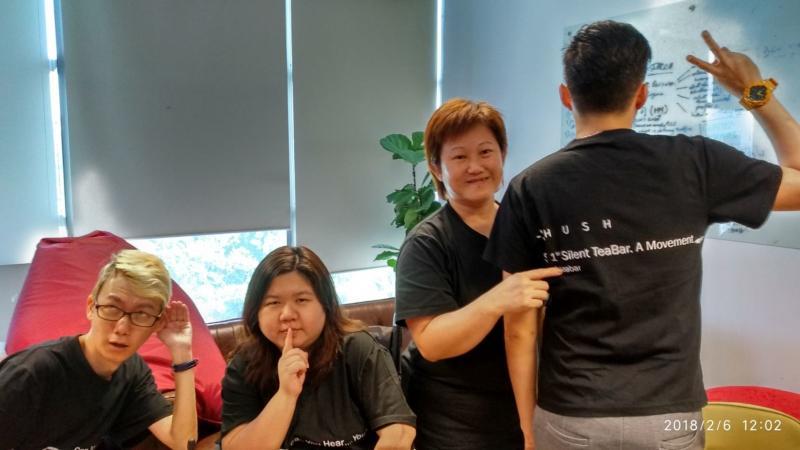 在“静谧茶吧”里, 卢婉芳(左二)找到脆弱心灵的情感停泊港湾。(受访者提供图片)