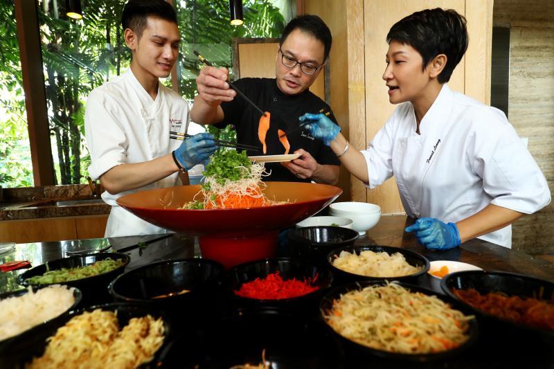 梁兆基（中）和妻子Forest（右）、儿子梁耀祖今年除夕可以共团圆。（陈来福摄影）