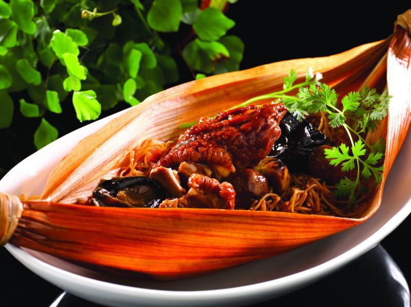 陈勇华从小最爱吃的年菜，就是猪脚米粉。（受访者提供）