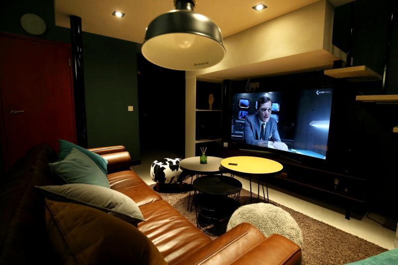 起居室的色块分割却能有机组合，突出屋主个性。