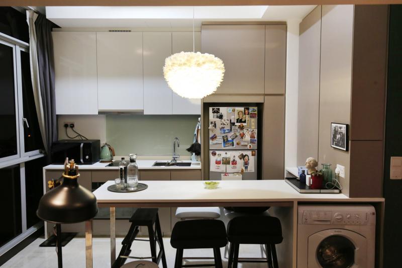 起居室对面是以开放概念设计的厨房和饭厅。