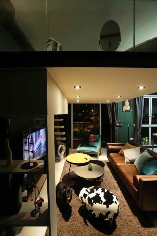 屋主认为双层小户型公寓适合都会单身女子生活形态。