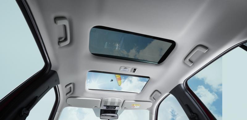 天窗有前后两个部分，遮阳帘可根据乘客要求，前后独立开启，相当贴心，不过只有前座的天窗可以打开通风。