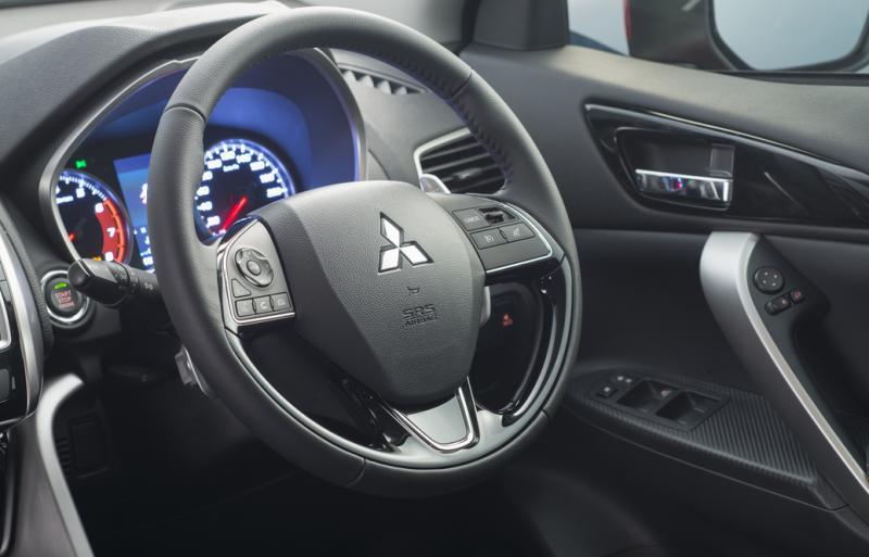 真皮包裹的方向盘有换挡拨片，操控轻松灵活。