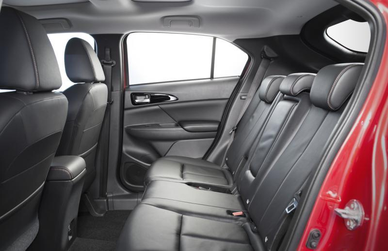 后排座椅可前后滑移20公分，空间调度更为灵活。