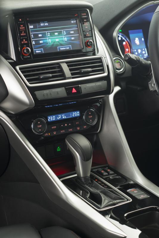 内饰采用钢琴烤漆与银色饰条搭配，简单典雅，设计实用。