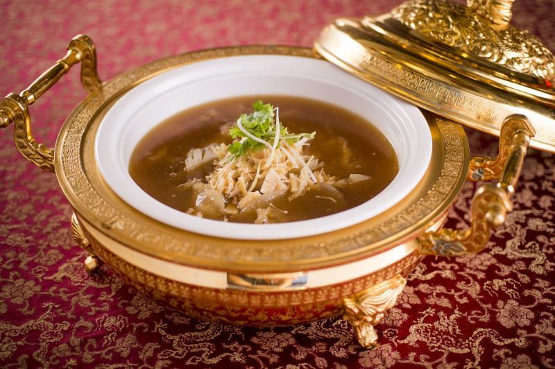 装在镀金古董餐具的凤吞燕。