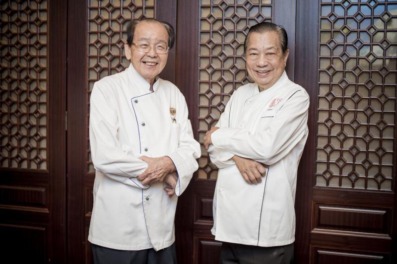 冼良(左)和许国威师傅为早报读者炮制50年代婚宴古早菜飨宴。