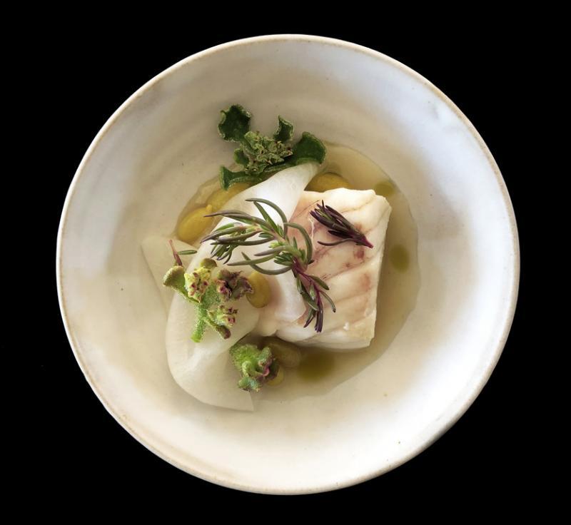 以沙漠青柠提味的鳕鳘鱼。