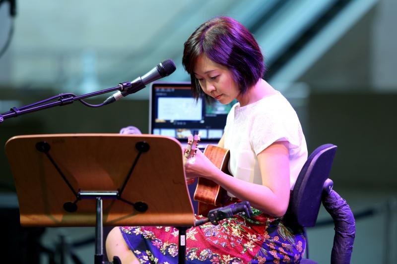 本地创作歌手吴晶莹,希望通过音乐传达希望和正能量,她不久前于滨海艺术中心举办小型演唱会。