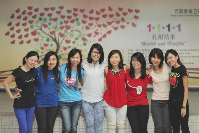 吴晶莹(右四)和义工朋友们帮助边缘少男少女,通过音乐帮他们“发声”。(受访者提供照片)