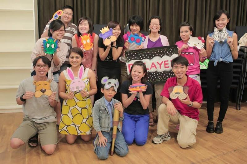 吴晶莹患病初期曾自我封闭,但后来和义工朋友们一起活动,与边缘少年分享音乐。(受访者提供照片)