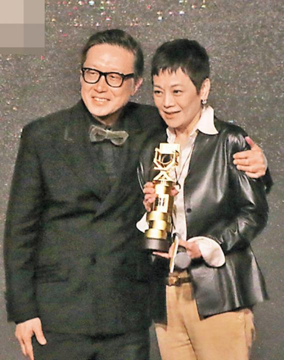 zhang_ai_jia_liu_wei_qiang__Medium.jpg