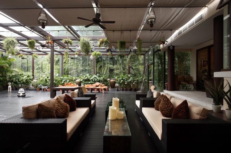 像温室的花园充满绿意，并有不少动物雕刻装饰。