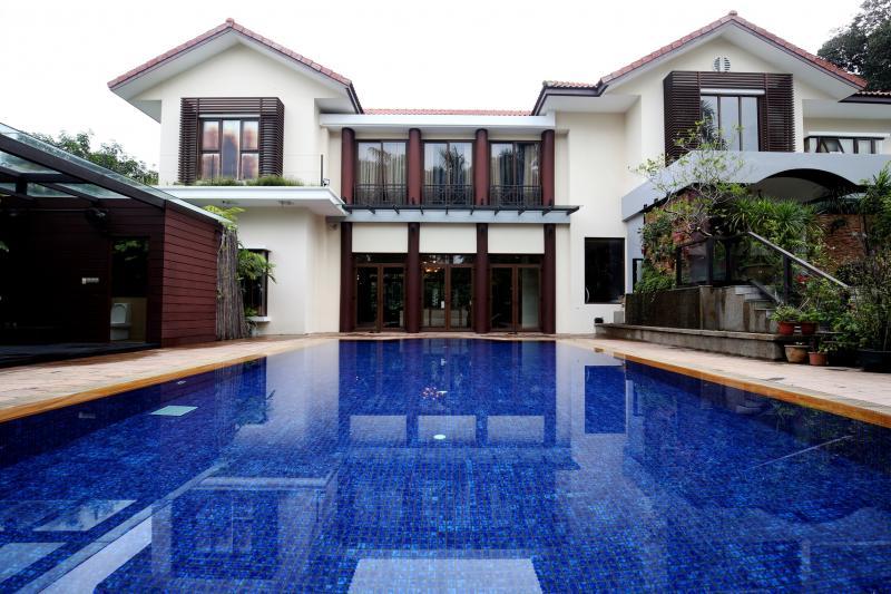 两层楼洋房加泳池，气派十足。