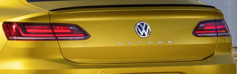 平滑的后背线条延伸到扁平有鸭尾式尾翼的车尾。