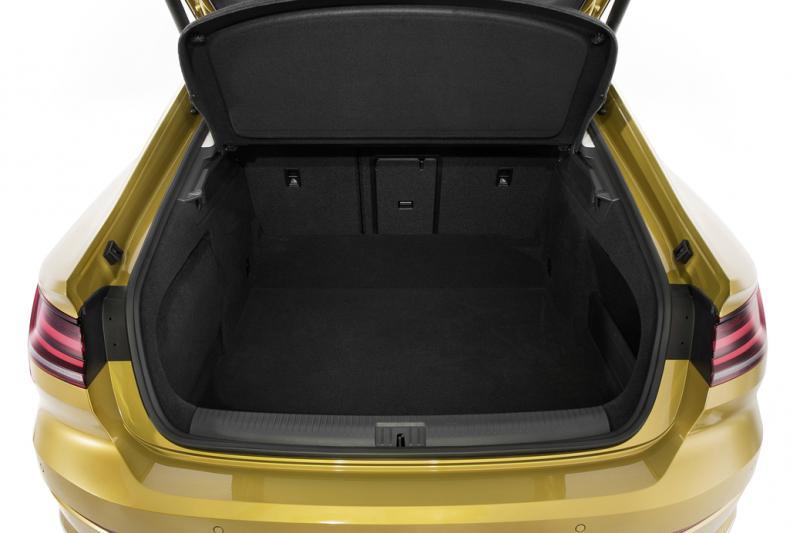 行李厢相当深,容量达563升,将后座椅背折放后可增至1557升。