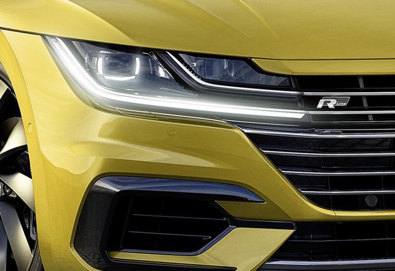 Arteon前脸层次感强,横向的线条向车头两侧明显延伸,扁平宽长的车头大灯很有美感。