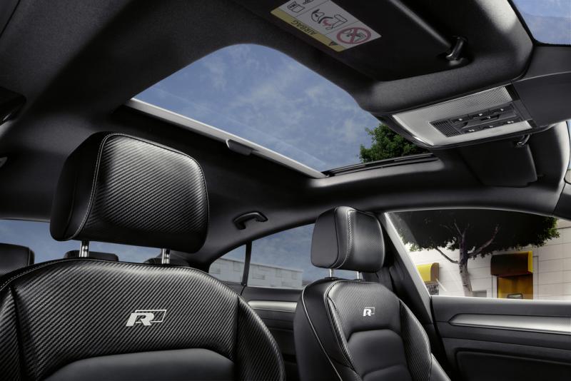 大面积天窗采光足,让车内乘坐舒适感倍增。