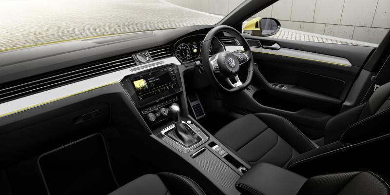 车内设计采用高品质材料和功能化设计,科技感强,实用也好看。