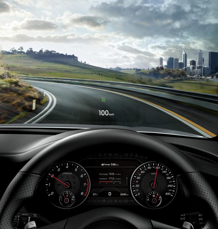 彩色平视显示屏(HUD)把驾驶资料投射到挡风玻璃上,除了车速,也能显示盲点侦测警示。