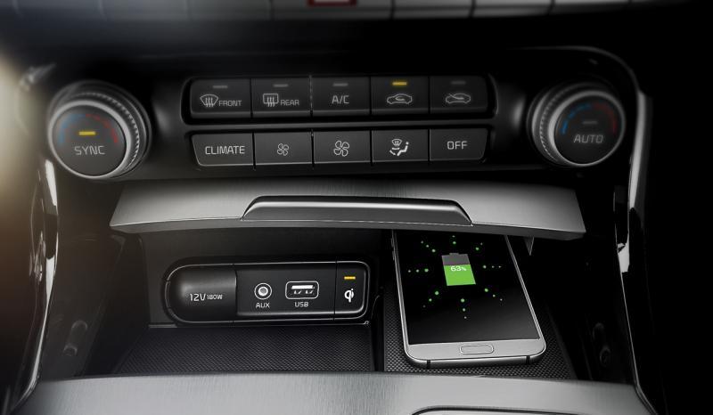 现代人手机不离身,不用电线,在中控台下方的充电座可以轻松充电,适用于苹果和安卓(Android)手机。